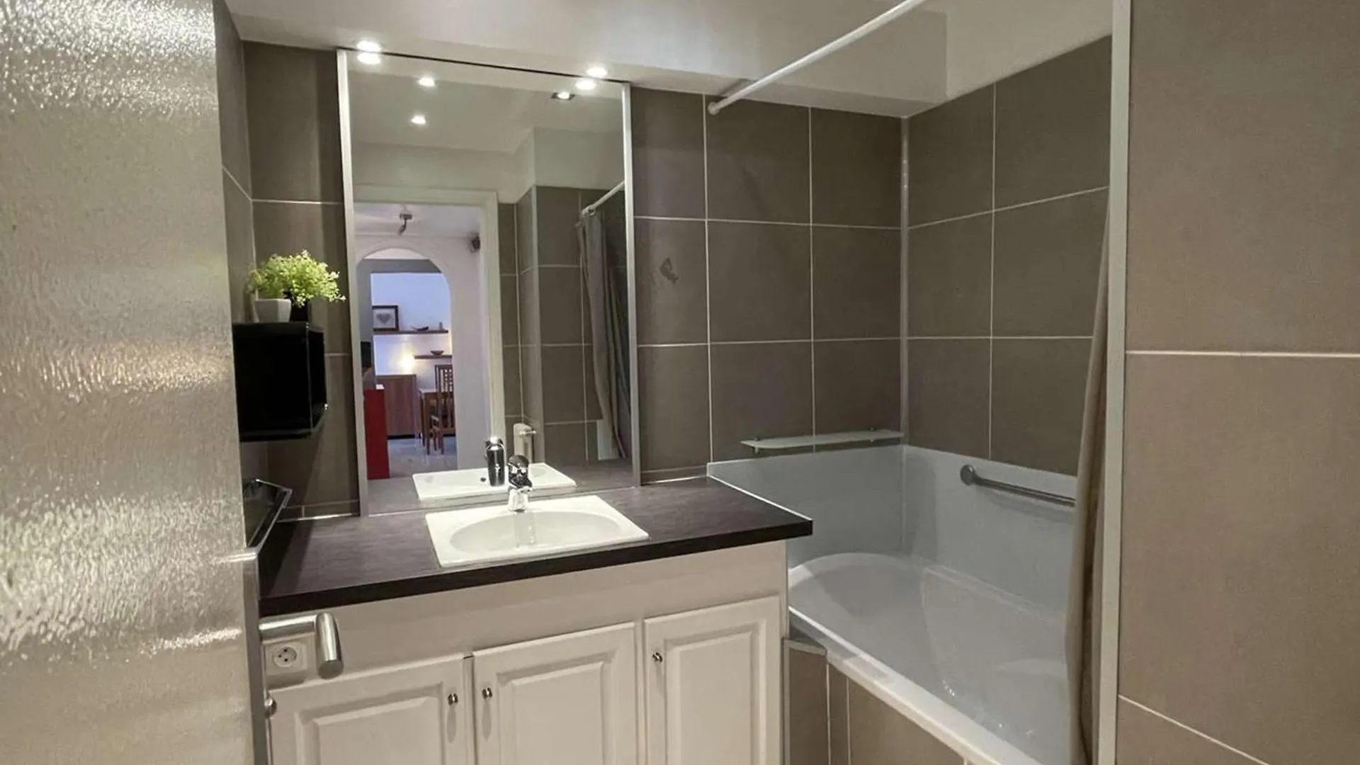 Apartment Charmant T2 Avec Terrasse, Climatise, Centre-Ville Antibes, Proche Mer Et Commerces - Fr-1-252-177